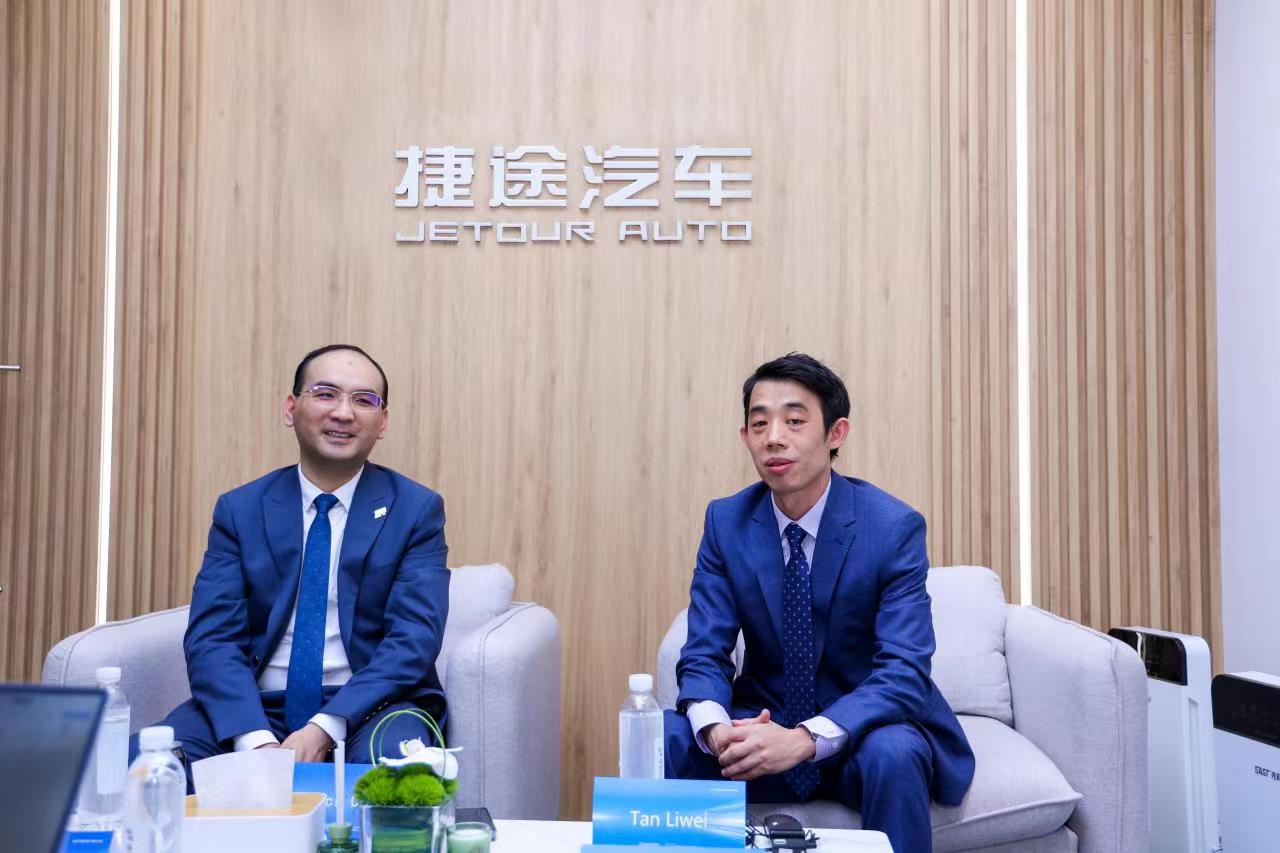 شبكة السيارات الصينية – لقاء شبكة السيارات الصينية مع المدير العام لجيتور العالمية من الصين ضمن فعاليات معرض شنغهاي الدولي للسيارات 2023