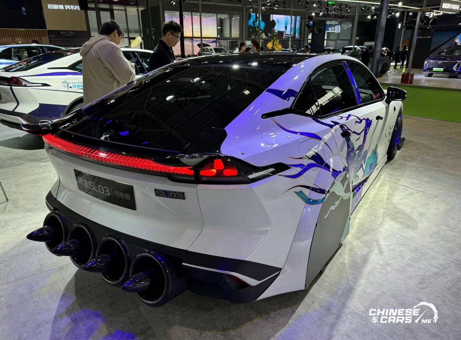 شبكة السيارات الصينية – ظهور شانجان ديب بلو SL03 في معرض كيوشو للسيارات المعدلة بتصميم قتالي استثنائي