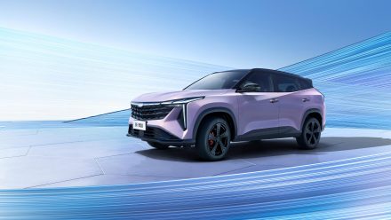 مقارنة شاملة بين جيلي سيتي راي 2025 وشانجان UNI-T 2026 بالسعودية