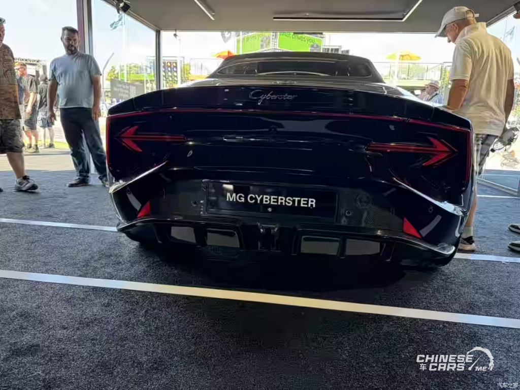 MG Cyberster Black Edition: نسخة خاصة بلمسة سوداء فاخرة تنطلق عالميًا من مهرجان جودوود للسرعة 2025 9 شبكة السيارات الصينية – MG Cyberster Black Edition: نسخة خاصة بلمسة سوداء فاخرة تنطلق عالميًا من مهرجان جودوود للسرعة 2025
