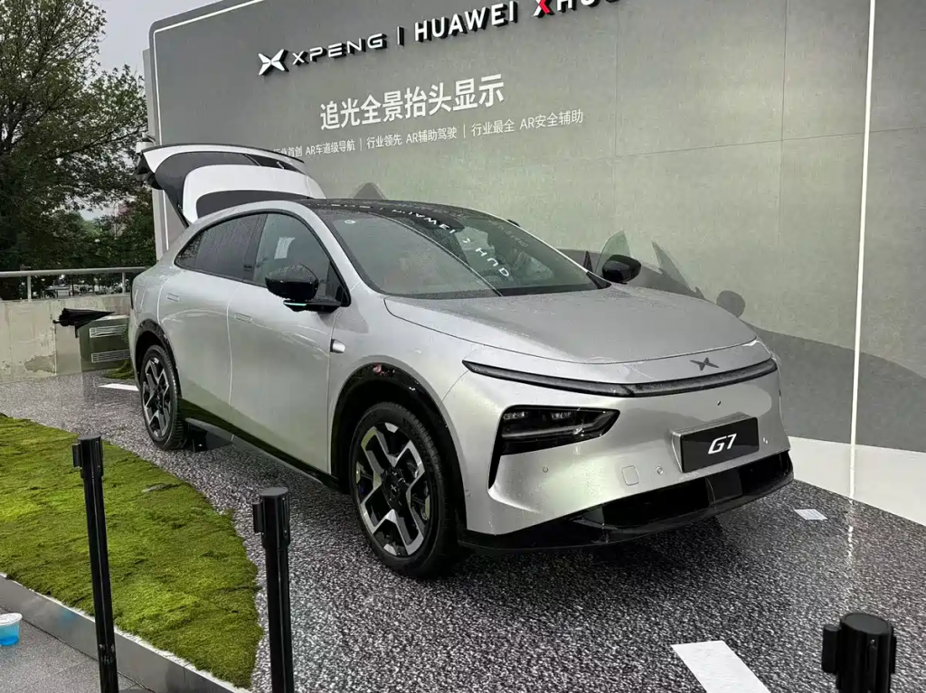 رسميًا: إطلاق سيارة Xpeng G7 2025 الجديدة – SUV كهربائية ذكية بمدى 702 كم وسعة حوسبة مذهلة 2250TOPS 1 رسميًا: إطلاق سيارة Xpeng G7 2025 الجديدة – SUV كهربائية ذكية بمدى 702 كم وسعة حوسبة مذهلة 2250TOPS