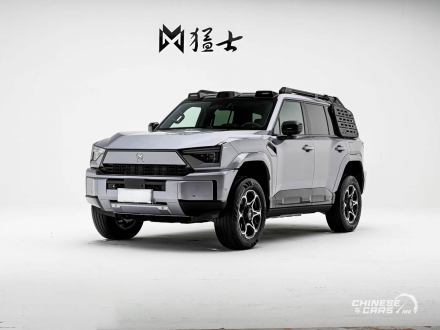إطلاق منغشي M817 من دونغ فينغ: SUV هجينة PHEV للطرق الوعرة بهيكل شاصي منفصل وتقنيات هواوي الذكية