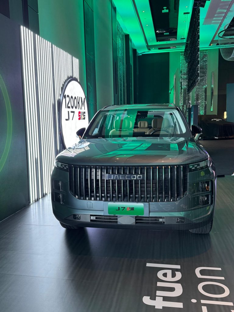 شبكة السيارات الصينية – جايكو J7 PHEV الجديدة: حضور قوي في "جايكو داي" في الرياض, مع مواصفات متقدمة تجمع الفخامة والكفاءة