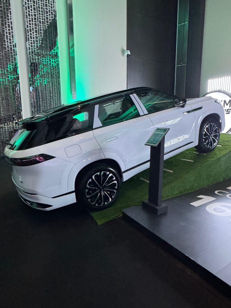 شبكة السيارات الصينية – جايكو J8 PHEV الهجينة – الفخامة والقوة في ظهورها الرسمي بحفل "جايكو داي" في الرياض