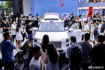 زيكر 9X 2026: الـSUV الفاخرة الهجينة بقوة 1400 حصان رفاهية أوروبية بمعرض تشنغدو 2025