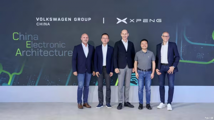 XPeng وVW يوسّعان شراكتهما في الصين: منصة إلكترونية/كهربائية موحّدة تمتد إلى البنزين وPHEV