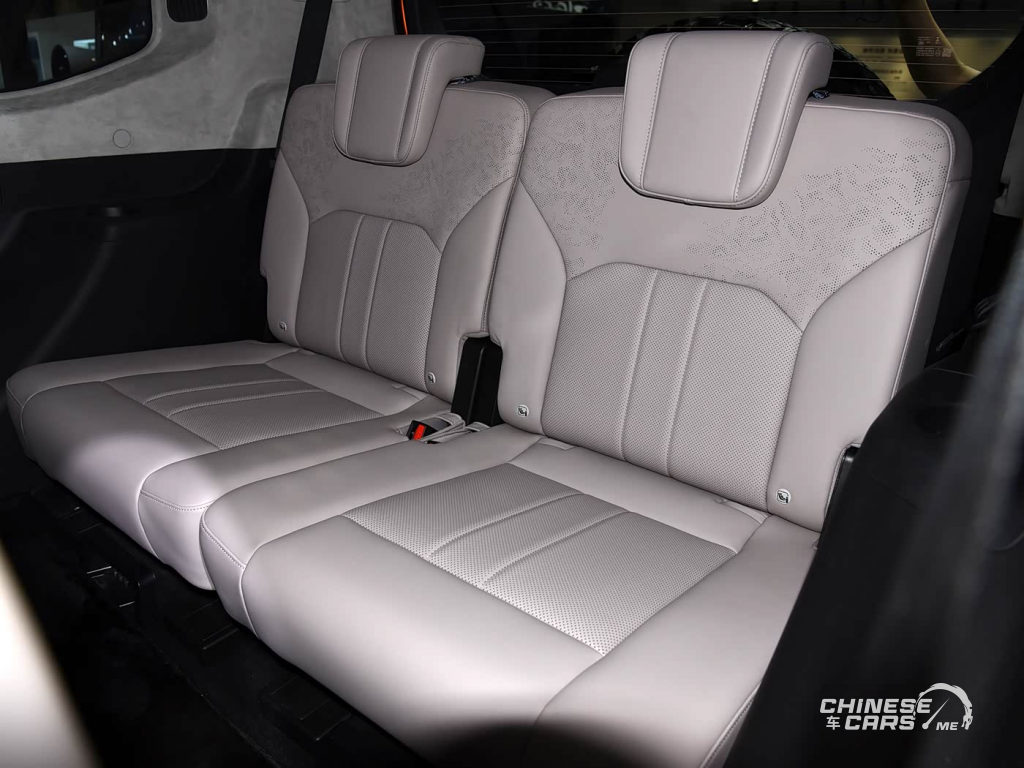 شبكة السيارات الصينية – جيتور G700 يظهر رسميًا في معرض تشنغدو 2025 بنسخ خاصة وتجهيزات هجينة فائقة القوة