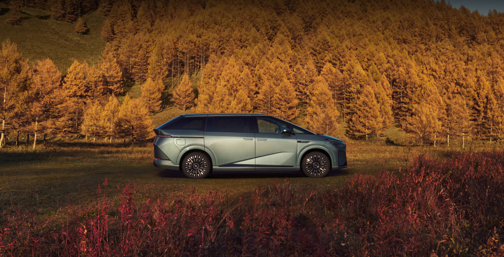 Xpeng X9 REEV الجديدة: فخامة الـMPV الذكية بمدى 1602 كم وتقنية شحن فائق 5C.