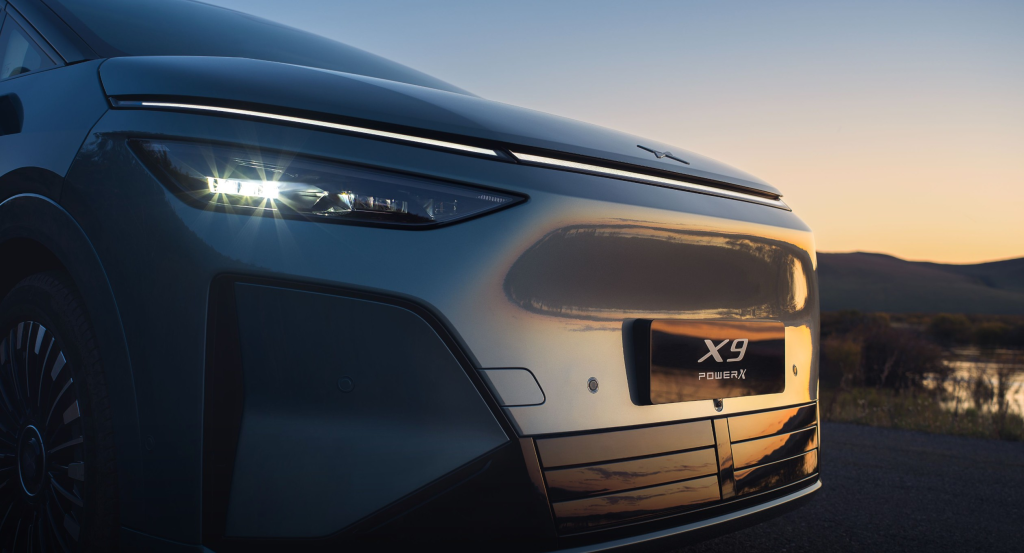 شبكة السيارات الصينية – Xpeng X9 REEV الجديدة: فخامة الـMPV الذكية بمدى 1602 كم وتقنية شحن فائق 5C.