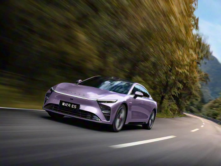 إكسيد إكسلانتيكس ES 2026: سيدان كهربائية ببطارية 97.7 كيلوواط ساعة ومدى يصل إلى 860 كم