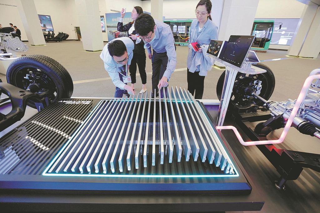 شبكة السيارات الصينية – بطاريات السيارات الكهربائية في الصين أكتوبر 2025: CATL تحافظ على الصدارة بحصة 43% وBYD تقترب بـ21.29%