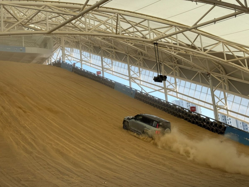 اختبار الكثبان الرملية من BYD: منشأة "Sky Sand Slope" التي تكشف أقصى قدرات Yangwang U8 على التضاريس الوعرة 4 شبكة السيارات الصينية – اختبار الكثبان الرملية من BYD: منشأة "Sky Sand Slope" التي تكشف أقصى قدرات Yangwang U8 على التضاريس الوعرة