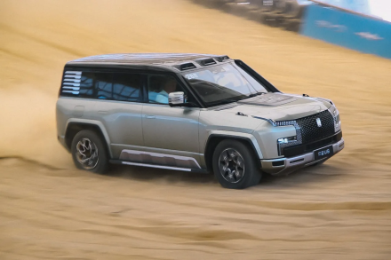 اختبار الكثبان الرملية من BYD: منشأة “Sky Sand Slope” التي تكشف أقصى قدرات Yangwang U8 على التضاريس الوعرة