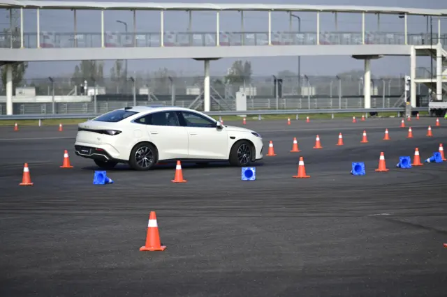 شبكة السيارات الصينية – داخل مضمار BYD في تشنغتشو: أكبر منشأة اختبار وتطوير للقيادة الذكية والمركبات الكهربائية في وسط الصين