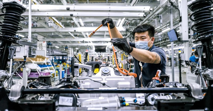 شبكة السيارات الصينية – داخل أكبر مصنع سيارات طاقة جديدة في الصين: جولة داخل مصنع BYD في تشنغتشو… حيث يتم تصنيع سيارة كل دقيقة وبطارية كل 3 ثوانٍ
