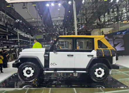 212 T01 بنسخة الذكرى الستين يظهر لأول مرة في معرض قوانغتشو 2025 بتصميم سقف قماشي وطابع كلاسيكي مميز