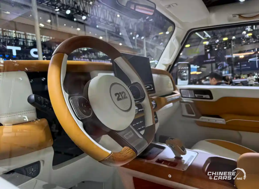 شبكة السيارات الصينية – 212 T01 بنسخة الذكرى الستين يظهر لأول مرة في معرض قوانغتشو 2025 بتصميم سقف قماشي وطابع كلاسيكي مميز