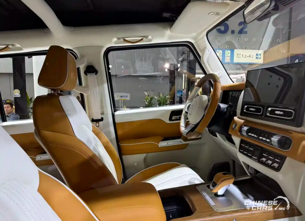 شبكة السيارات الصينية – 212 T01 بنسخة الذكرى الستين يظهر لأول مرة في معرض قوانغتشو 2025 بتصميم سقف قماشي وطابع كلاسيكي مميز