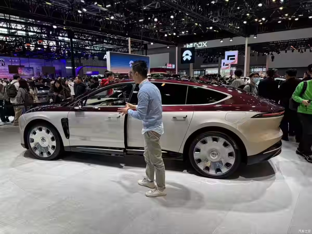 شبكة السيارات الصينية – نيو ET9 إصدار Horizon الخاص يظهر بألوان جديدة في معرض قوانغتشو 2025