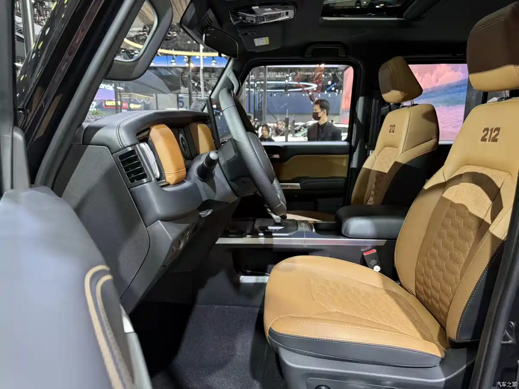 شبكة السيارات الصينية – 212 T01 تشانغفِينغ ديزل 2025: الظهور الأول رسميًا في معرض قوانغتشو بتجهيزات طرق وعرة قوية ومحرك ديزل جديد