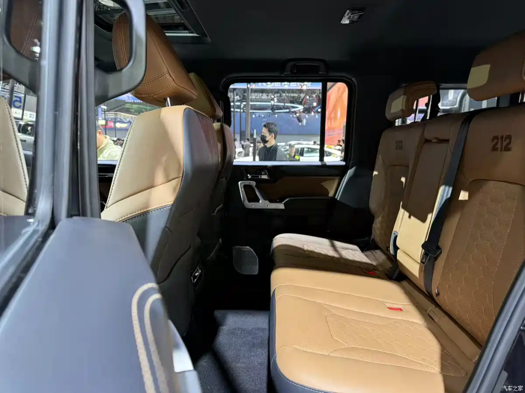 شبكة السيارات الصينية – 212 T01 تشانغفِينغ ديزل 2025: الظهور الأول رسميًا في معرض قوانغتشو بتجهيزات طرق وعرة قوية ومحرك ديزل جديد