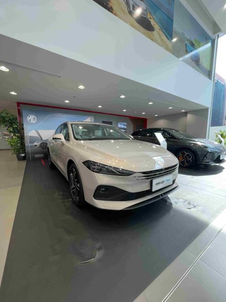 1655 كم ببطارية واحدة وخزان واحد: MG 8 PHEV تصل السعودية وتتفوق على جميع السيارات في فئتها في المدى الكلي في السوق