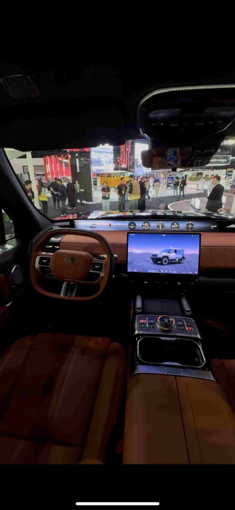 شبكة السيارات الصينية – ظهور سيارة جيتور G700 موديل 2026 في معرض سيارات الرياض