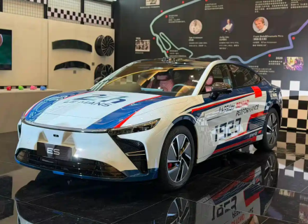 إكسيد ستيرا تكشف عن هويتها الجديدة وتعرض ES8 وET8 وET9 وES7 GT ضمن استراتيجية دخول عصر 3.0 الفخامة التقنية