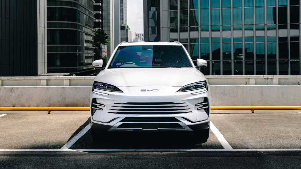 BYD تُشعل المنافسة في اليابان: إطلاق أول سيارة هجينة PHEV رسميًا… وسيارة Sealion 6 تدخل السوق بأسعار تبدأ من 25 ألف دولار