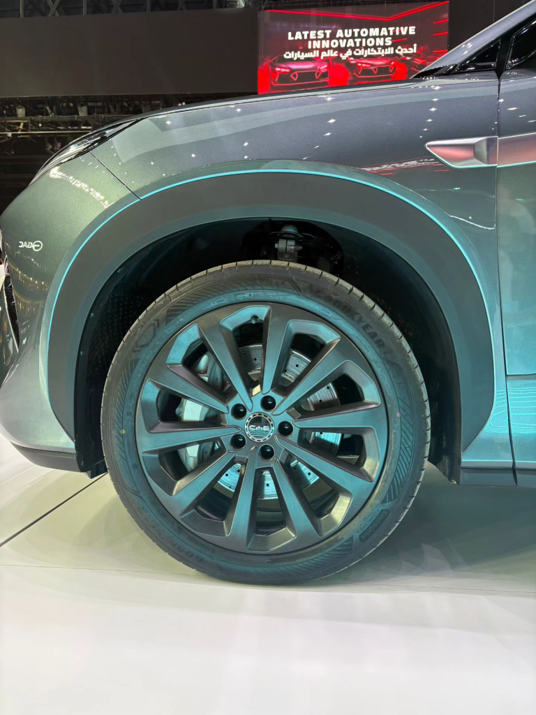 BYD ATTO 8 الجديدة: SUV هجينة بسبعة مقاعد تعيد تعريف التنقل العائلي في السعودية وتظهر رسميًا بمعرض الرياض للسيارات 2025 4 شبكة السيارات الصينية – BYD ATTO 8 الجديدة: SUV هجينة بسبعة مقاعد تعيد تعريف التنقل العائلي في السعودية وتظهر رسميًا بمعرض الرياض للسيارات 2025