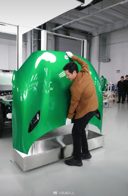 لي جون يفكك سيارة شاومي YU7 على الهواء مباشرة ويدافع عنها أمام العاصفة الإعلامية… كشف هندسي شفاف يرد على الانتقادات ويؤكد جودة المواد