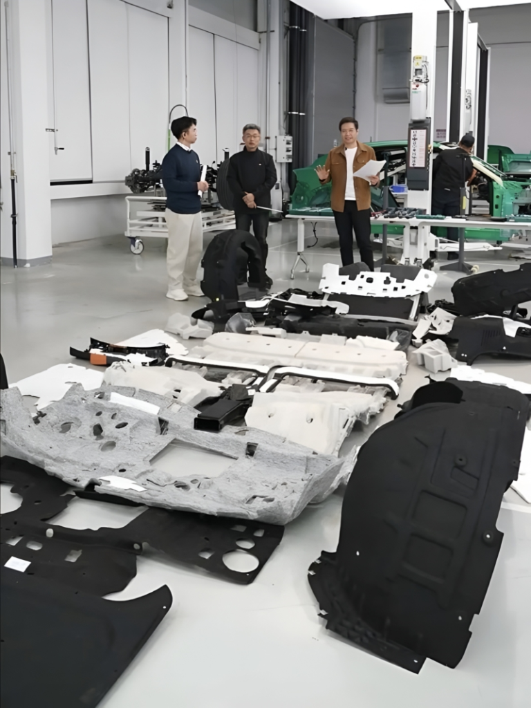 شبكة السيارات الصينية &ndash; لي جون يفكك سيارة شاومي YU7 على الهواء مباشرة ويدافع عنها أمام العاصفة الإعلامية… كشف هندسي شفاف يرد على الانتقادات ويؤكد جودة المواد