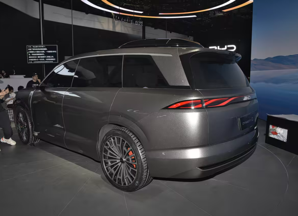 بي واي دي تدخل فئة القمة الفاخرة بسلسلة 9 الجديدة: سيدان وSUV بطول يتجاوز 5 أمتار وتقنيات غير مسبوقة 4 شبكة السيارات الصينية – بي واي دي تدخل فئة القمة الفاخرة بسلسلة 9 الجديدة: سيدان وSUV بطول يتجاوز 5 أمتار وتقنيات غير مسبوقة