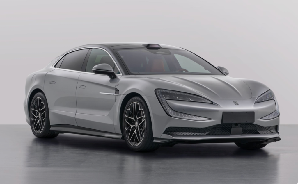 Yangwang U7 الكهربائية الجديدة تحصل على بطارية Blade بسعة 150.01 كيلوواط ساعة ومدى يتجاوز 1,000 كيلومتر