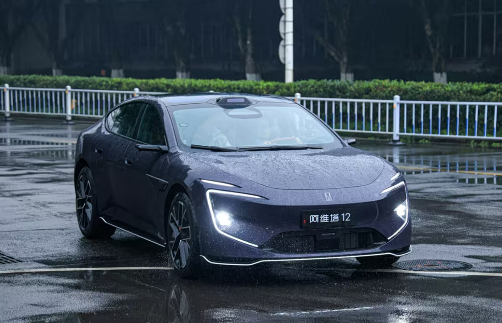 شبكة السيارات الصينية &ndash; أفاتر 12 تدخل 2026 بتحديثات ذكية وتصميم أكثر انسيابية: تقنيات قيادة متقدمة وقوى كهربائية تصل إلى 965 حصان لأول مرة!!