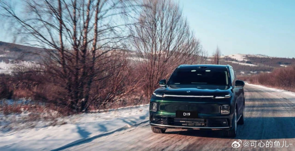 شبكة السيارات الصينية &ndash; ليب موتور D19 تثبت تفوقها هندسيًا: أول SUV في العالم تجتاز اختبار انفجار إطارين متزامنين على الجليد