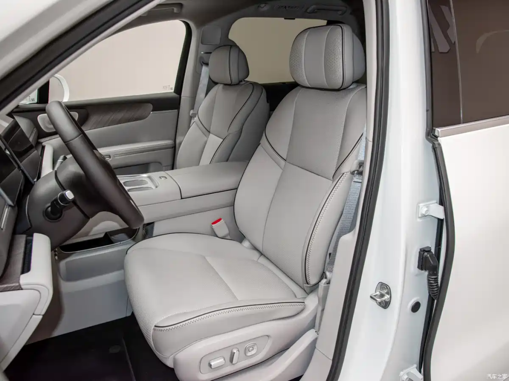 شبكة السيارات الصينية &ndash; ليب موتور D19 تثبت تفوقها هندسيًا: أول SUV في العالم تجتاز اختبار انفجار إطارين متزامنين على الجليد