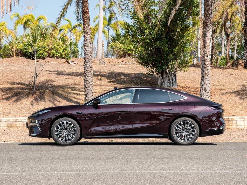 جيلي جالاكسي ستار 8 إصدار الرحلات الطويلة 2026: قفزة كبيرة في المدى 1725 كم والذكاء بفئة السيدان الهجينة 7 شبكة السيارات الصينية – جيلي جالاكسي ستار 8 إصدار الرحلات الطويلة 2026: قفزة كبيرة في المدى 1725 كم والذكاء بفئة السيدان الهجينة