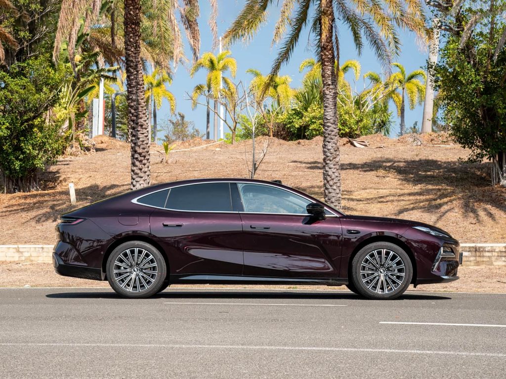 جيلي جالاكسي ستار 8 إصدار الرحلات الطويلة 2026: قفزة كبيرة في المدى 1725 كم والذكاء بفئة السيدان الهجينة 8 شبكة السيارات الصينية – جيلي جالاكسي ستار 8 إصدار الرحلات الطويلة 2026: قفزة كبيرة في المدى 1725 كم والذكاء بفئة السيدان الهجينة