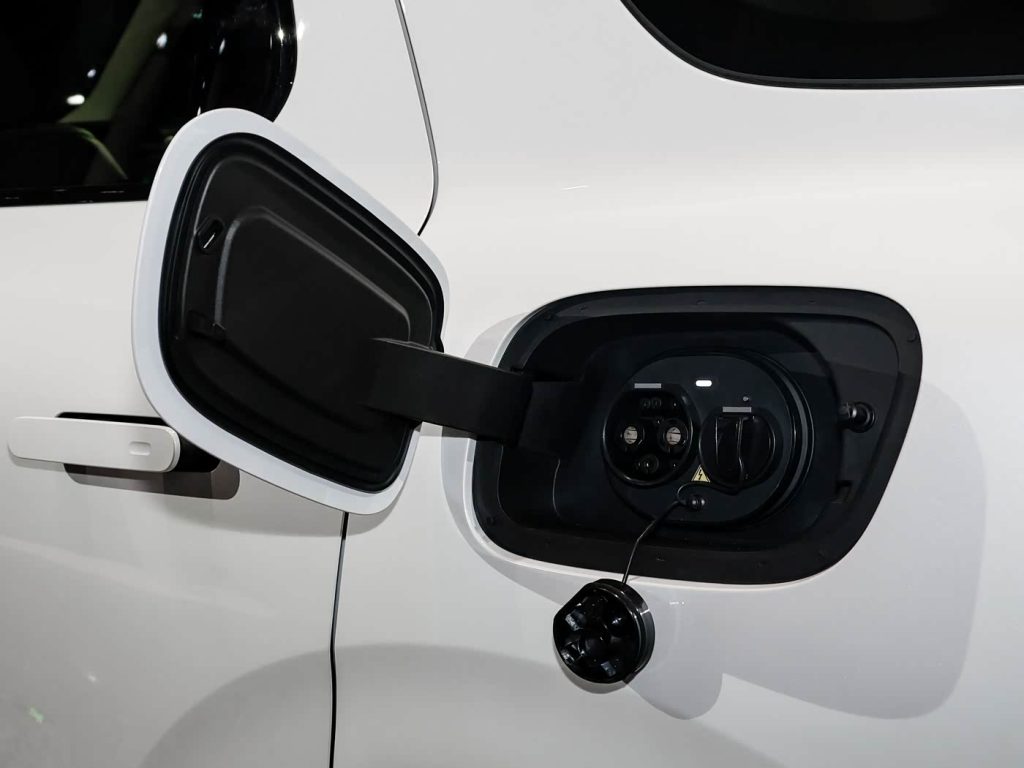 شبكة السيارات الصينية &ndash; قبل الإطلاق الرسمي… IM LS8 تكشف عن نفسها: SUV هجينة بمدى ممتد يصل إلى 430 كم كهربائي وتقنيات قيادة ذكية من الجيل الرابع