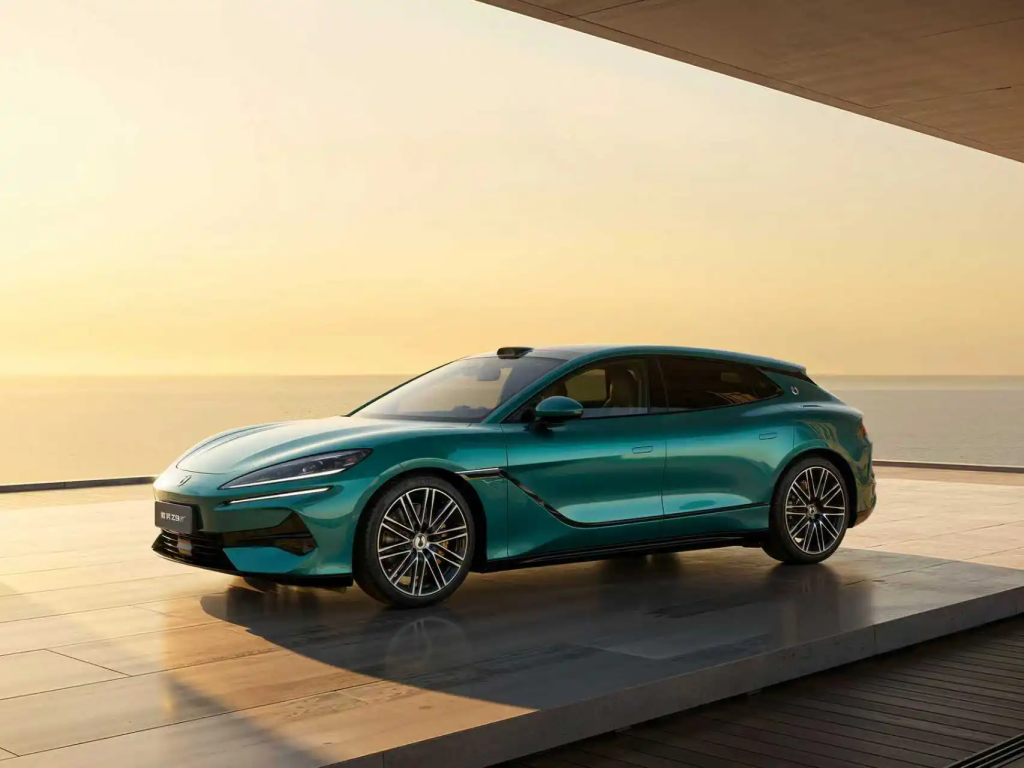 شبكة السيارات الصينية &ndash; دينزا Z9 GT الجديدة 2026 مدى قياسي يتجاوز 1000 كم وتقنيات متقدمة ببطارية Blade 2.0 وشحن Flash Charging