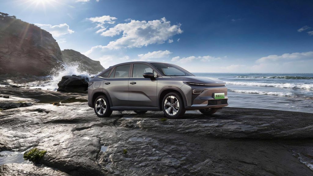 شبكة السيارات الصينية &ndash; جيلي تطلق Geely Boyue REV الجديدة كليًا: هل تكون البديل الحقيقي لتوجيلا؟ SUV بمدى شامل 1525 كم وتقنية EREV وسعر يبدأ من 56 ألف ريال