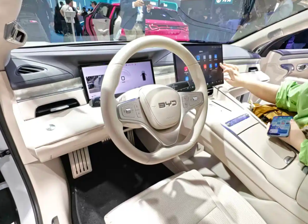 شبكة السيارات الصينية &ndash; بي واي دي BYD تهيمن على معرض بكين 2026: سيل 08 Seal 08 و Sea Lion 08 بمدى 900 كم وتقنيات 800V… وGreat Tang EV تنطلق من 129 ألف ريال