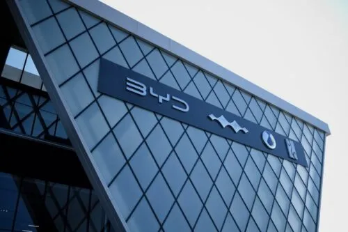 بي واي دي تقلّص 100 ألف وظيفة رغم إيرادات قياسية: مرحلة جديدة أكثر حدة في منافسة السيارات الكهربائية 1 بي واي دي تقلّص 100 ألف وظيفة رغم إيرادات قياسية: مرحلة جديدة أكثر حدة في منافسة السيارات الكهربائية