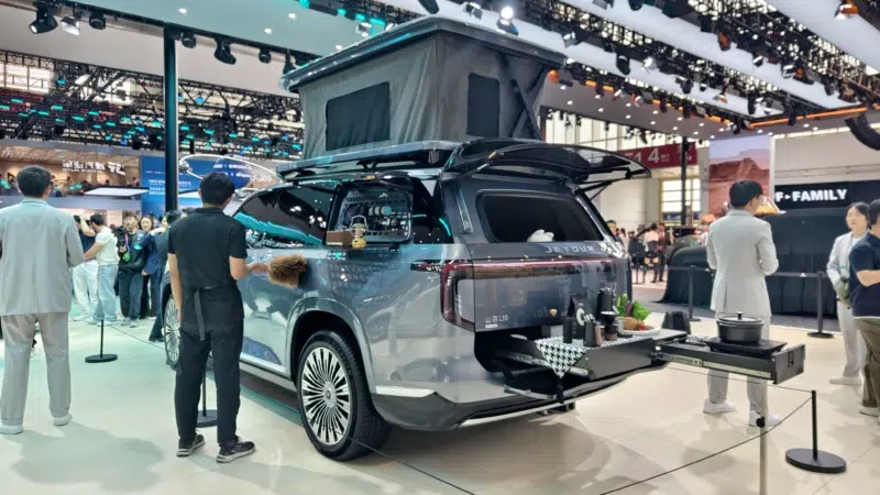 شبكة السيارات الصينية &ndash; جيتور تعيد رسم فئة SUV العائلية: T8 بثلاثة صفوف ولمسة لاندروفر مع شانهـاي L10 والسيارة الاختبارية TX يكشف ملامح الجيل القادم