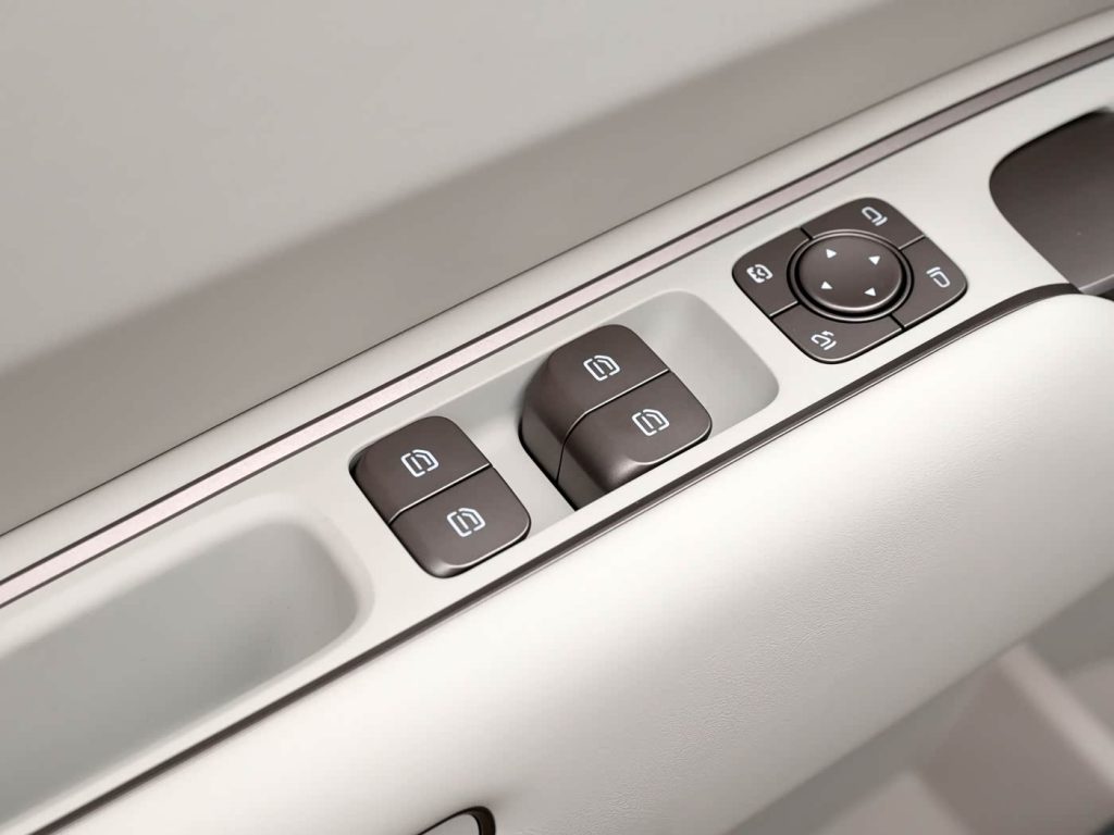 لي أوتو L8 2026 الجديدة كليًا تظهر رسميًا.. SUV فاخرة بخمسة مقاعد ومدى كهربائي 430 كم وتقنيات تنافس مايباخ GLS 26 شبكة السيارات الصينية – لي أوتو L8 2026 الجديدة كليًا تظهر رسميًا.. SUV فاخرة بخمسة مقاعد ومدى كهربائي 430 كم وتقنيات تنافس مايباخ GLS